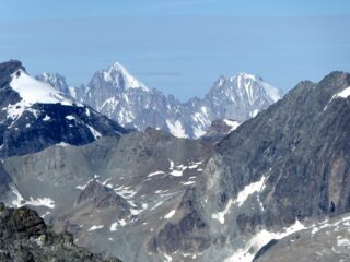 Zoomata dalla cima. Da dx: Aig. d'Argentiere, Aig. Verte e Droites.