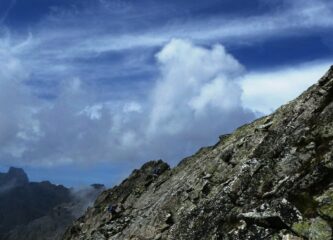 Sul costolone roccioso a lato del canale che adduce al colletto tra Spera e anticima Cialancion
