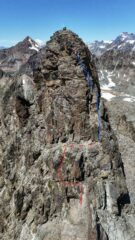 Rosso: accesso alla base del torrione sommitale.
Blu: tiro che conduce in vetta (termina dalla sosta per calata)