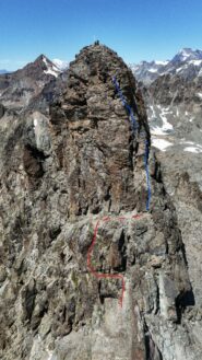 Rosso: accesso alla base del torrione sommitale.
Blu: tiro che conduce in vetta (termina dalla sosta per calata)