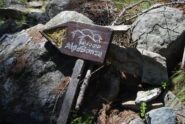 La targa rimessa in piedi al bivio AV2-4A a Bochet