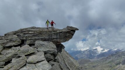 Il caratteristico masso sospeso, poco sotto la vetta del gran Cima