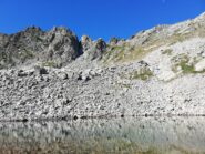 Finestra dii roccia al centro dal lago