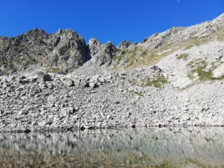 Finestra dii roccia al centro dal lago