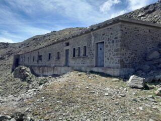 La casermetta alta del Monte San Salvatore, posta poco sotto la vetta.
