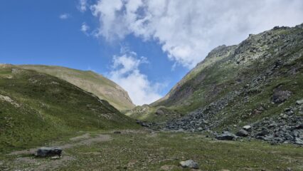 il bel vallone percorso al ritorno. a dx Punta Malanotte e a sx Pian Paris