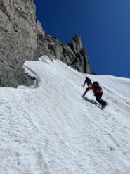 traversando il primo nevaio esposto a sud