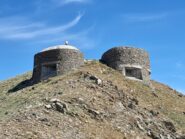 La spettacolare opera 18, in vetta al Monte San Salvatore, armata con 4 mitragliatrici (2 per malloppo); l'ingresso è posto sul retro, accessibile senza problemi, ma è necessario rannicchiarsi un po' per entrare. La visita interna va sempre svolta con torce e massima prudenza.