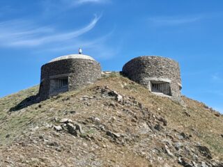 La spettacolare opera 18, in vetta al Monte San Salvatore, armata con 4 mitragliatrici (2 per malloppo); l'ingresso è posto sul retro, accessibile senza problemi, ma è necessario rannicchiarsi un po' per entrare. La visita interna va sempre svolta con torce e massima prudenza.