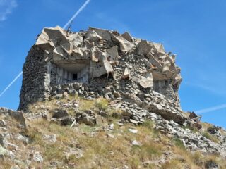 Il particolare mascheramento in cemento del malloppo per mitragliatrice dell'opera 17 ter. In zona è forse l'unico mascheramento di questo tipo (comune invece in altre zone vicine, come la Bassa di Peirafica o il Pian Tendasco, in Val Roja). In questa zona prevale la pietra come materiale principale. 