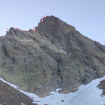 Percorso della Ellena-Giuliano, pallini per le soste, sulla dx il canale di discesa dal Colle di Nasta ad inizio stagione (foto d'archivio)