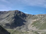 Prospettiva dal versante settentrionale del Monte San Salvatore, con le tracce di sentiero e le due casermette.