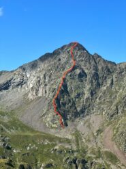 Il Mont Nery con segnata la via di salita per lo sperone sud