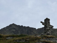 Shtein-Kreuitz, la croce di pietra con alle spalle il Mont Nery