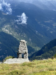 I prati sopra l'alpe di Galm con i caratteristici grandi ometti in pietra