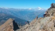 Lungo la cresta, con sullo sfondo anche il Rutor e il Monte Bianco
