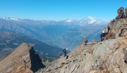 Lungo la cresta, con sullo sfondo anche il Rutor e il Monte Bianco