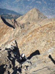 L'uscita dall'ultimo diedro attrezzato, alla cui base c'è probabilmente il passaggio chiave (lieve strapiombo in diagonale) del percorso.