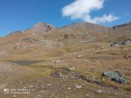 in azzurro la linea di salita al Vallonet; in rosso la discesa per dorsalina e dossi erbosi provenendo dal colle Vallonet 