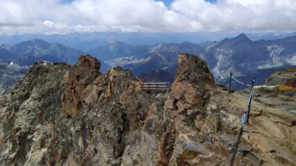 Canaponi e ponticello sulla cresta rocciosa  che porta al rifugio