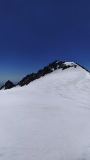 Verso il Passo dei Sassi Rossi,in alto il bivacco Pansera
