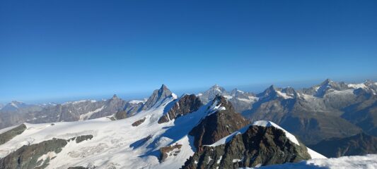 Panorama dalla cima: in primo piano al centro il Polluce, poi la Roccia Nera e i Breithorn , il Cervino e a sinistra la Dent d'Herens. A destra del Cervino la Dent Blanche, forse l'Obergabelhorn e lo Zinalrothorn e lo splendido Weisshorn