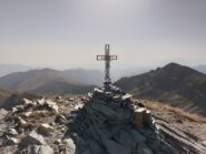La croce sulla punta Tempesta e a destra il Tibert.