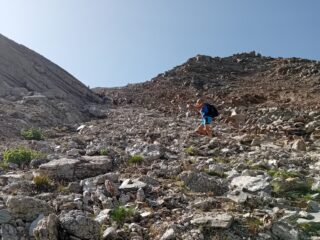 il tratto su sfasciumi verso il Colle Chersogno