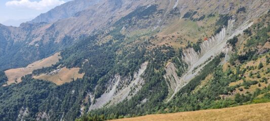 in rosso a destra, dove si è interrotto il vecchio sentiero