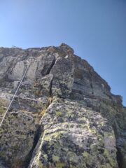 Poco sopra l'attacco