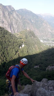 dalla via bel colpo d'occhio sul santuario di Machaby immerso nel verde..