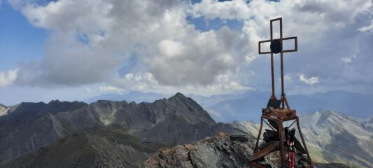 dalla vetta il Bric Bucie e in basso il Lago Verde e rifugio
