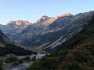 Verso il Pra del Rasur, prime luci sul vallone di salita