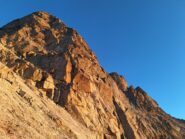 Il bellissimo primo risalto della cresta (i due tiri di IV/+ corrono tra sole e ombra)