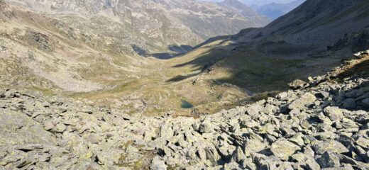 Scendiamo al laghetto che si vede dal colle