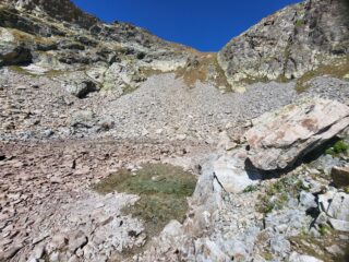 Discesa dal colle verso il laghetto