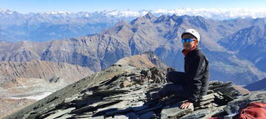 in lontananza il Cervino e il gruppo del Rosa dalla vetta