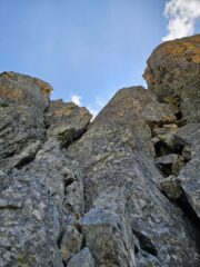 La fessura di V finale che porta in Vetta è quella tutta a sx, molto carina e divertente