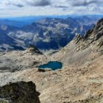 dalla vetta il Lago di Nasta e le cime della Nasta