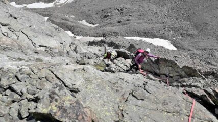 ...attrezzo generosamente sulla parete sud di discesa.