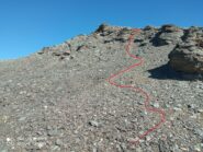 verso la vetta dal piccolo pianoro pietroso 