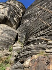 L’attacco della via.  Subito a dx parte la via Litteri un schatta.