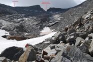 L’arrivo al nevaio: nel circoletto l’ultimo bollo giallo visibile, la cresta con il vero Col Bardoney e il mio punto di sbarco