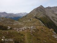 da questo palo con bollo b/r si lascia il sentiero e si svolta verso la cima