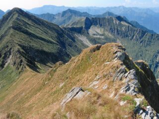 Cresta Sud scendendo verso il Passo Tri Omen e la Testa di Menta