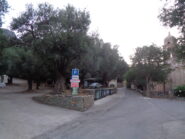 il parcheggio all'ingresso paese