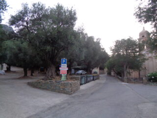 il parcheggio all'ingresso paese