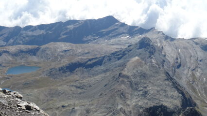 In cima. Dal basso: Colle Pontonnet, Tour Ponton, Bec Costazza, Asgelas e la Rosa. A sx lago Miserin.