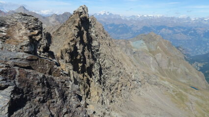 Inizio cresta del Tessonet dal Colle della Tersiva, si vedono tratti di corde fisse.