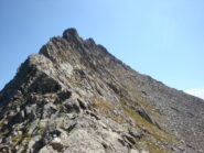 la vetta ( con il pendio da attraversare ed il canale di salita )vista dal passo